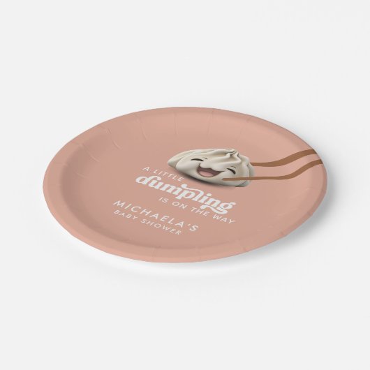 小さな団子が赤ちゃんシャワーの途中にある ペーパープレート (アングル)