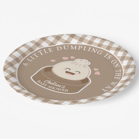 小さな団子が赤ちゃんシャワーの途中にある ペーパープレート (アングル)