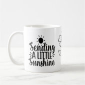 小さな太陽の光を送る感動的引用文マグ コーヒーマグカップ (左)