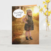 小さな女の子おもしろい-遠くから若く見える遠くに。 カード (黄色い花)