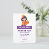 小さな女の子かぼちゃのトリックまたはトリート シーズンポストカード (スタンド正面)