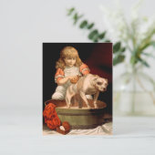 小さな女の子が彼女の犬を入浴 ポストカード (スタンド正面)