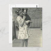 小さな女の子が犬のポストカードを持っている ポストカード (正面/裏面)