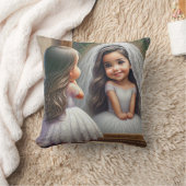 小さな女の子が花嫁を鏡で見ている クッション (ブランケット)