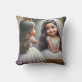 小さな女の子が花嫁を鏡で見ている クッション (正面)