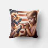 小さな女の子とゴールデン祈レトリバー クッション (裏面)