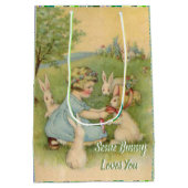 小さな女の子とホワイトバンニー、イースターホリデー ミディアムペーパーバッグ (裏面)