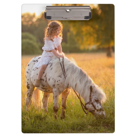 小さな女の子と子馬 クリップボード (正面)