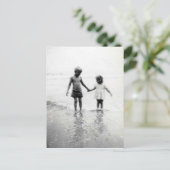 小さな女の子と少年が手のポストカードを持つ ポストカード (スタンド正面)