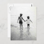 小さな女の子と少年が手のポストカードを持つ ポストカード (正面/裏面)