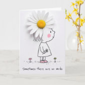 小さな女の子と白いデイジー カード (黄色い花)