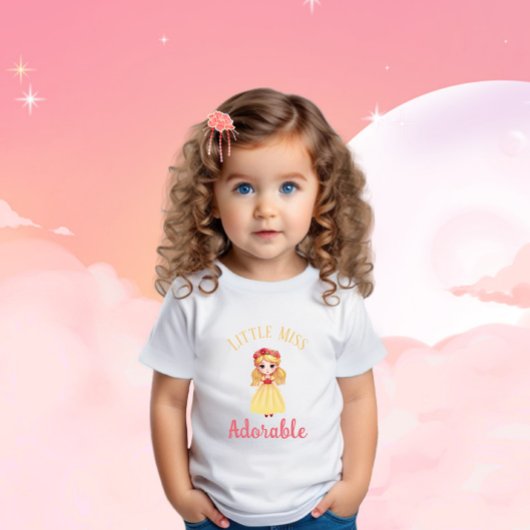 小さな女の子と黄色のドレス ベビーTシャツ