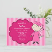 小さな女の子の卒業生の卒業の招待状のピンク 招待状 (スタンド正面)