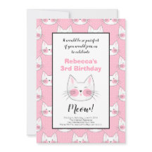 小さな女の子の第3誕生会のピンクの子猫猫