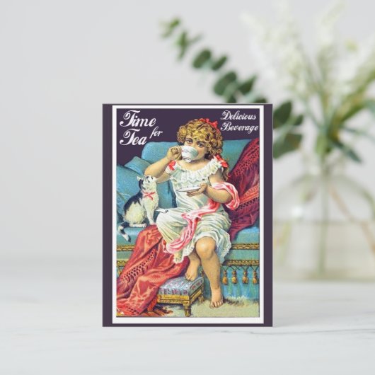 小さな女の子はお茶を飲んでいる、ヴィンテージアート ポストカード (スタンド正面)