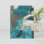 小さな女の子インアブルーアームチェア – Mary Cassatt 招待状 (スタンド正面)