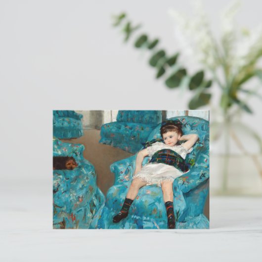 小さな女の子インブルーアームチェアバイマリアクサット ポストカード (スタンド正面)