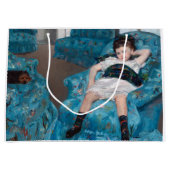 小さな女の子イン・ブルー・アームチェア,カッサット ラージペーパーバッグ (正面)