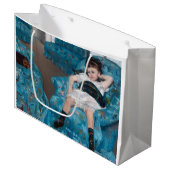 小さな女の子イン・ブルー・アームチェア，カッサット ラージペーパーバッグ (正面アングル)