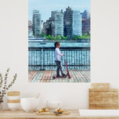 小さな女の子オンスクーターバイマンハッタンスカイライン ポスター (キッチン)