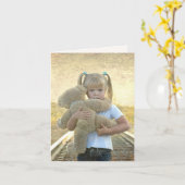 小さな女の子テディベア・オン・レイルトラック カード (黄色い花)