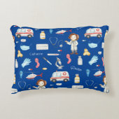 小さな女の子ドクターメディカルパターン（名前、青） アクセントクッション (正面)