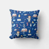 小さな女の子ドクターメディカルパターン（名前、青） クッション (正面)