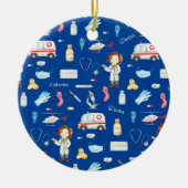 小さな女の子ドクターメディカルパターン(名前、青) セラミックオーナメント (正面)