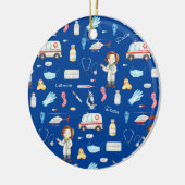 小さな女の子ドクターメディカルパターン(名前、青) セラミックオーナメント (左)