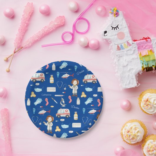小さな女の子ドクターメディカルパターン（名前、青） ペーパープレート (パーティー)