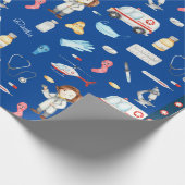 小さな女の子ドクターメディカルパターン（名前、青） ラッピングペーパー (角)