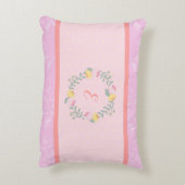 小さな女の子パステルピンクフローラモノグラム アクセントクッション (裏面(縦))