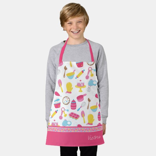 小さな女の子ベイカーピンク料理パターンキッドシェフ エプロン (着用した状態)