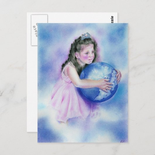 小さな女の子ホールディンググローブアース ポストカード (正面/裏面)