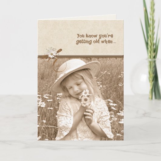 小さな女の子付誕生日デイジー カード (正面)