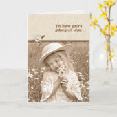 小さな女の子付誕生日デイジー カード (黄色い花)