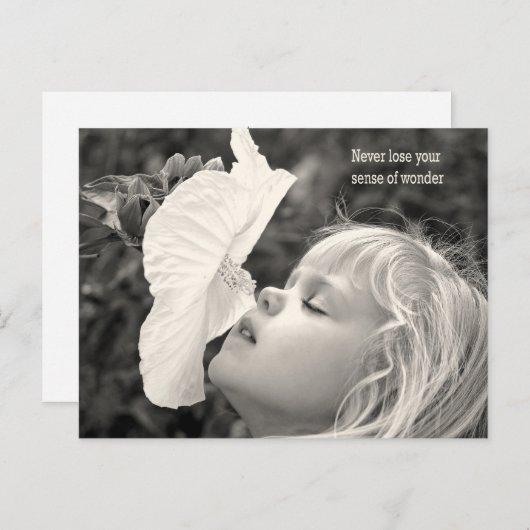 小さな女の子嗅ぎハイビスカス シーズンポストカード (正面/裏面)