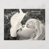 小さな女の子嗅ぎハイビスカス シーズンポストカード (正面)