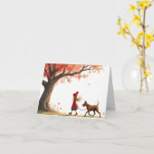 小さな女の子歩く彼女のビッグドッグ カード (黄色い花)