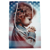 小さな女の子祈とアメリカ国旗 ミディアムペーパーバッグ (正面)