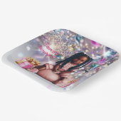 小さな女の子茶色の肌きらきら光るパーティー ペーパープレート (傾斜あり)