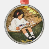 小さな女の子読がハンモックに入っている メタルオーナメント (正面)