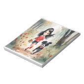 小さな女の子走は犬と一緒に森の中にいる ノートパッド (回転)