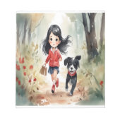 小さな女の子走は犬と一緒に森の中にいる ノートパッド (正面)