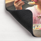 小さな女の子食べのシリアル マウスパッド (コーナー)