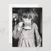 小さな女の子飲料コーヒー インビテーションポストカード (正面/裏面)