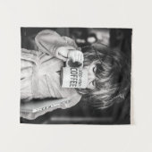 小さな女の子飲料コーヒー タペストリー (正面(横))