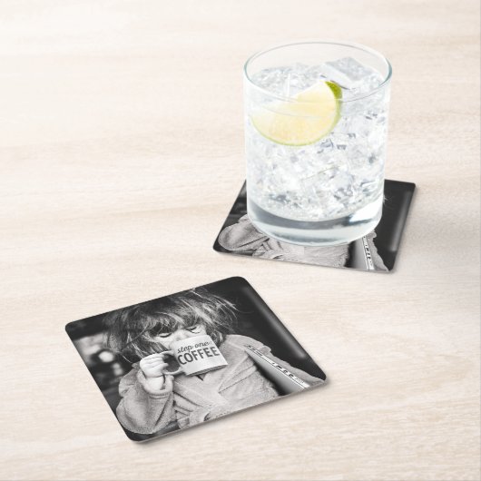 小さな女の子飲用コーヒー スクエアペーパーコースター (インサイチュ)