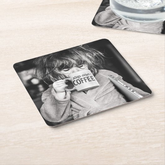 小さな女の子飲用コーヒー スクエアペーパーコースター (アングル)