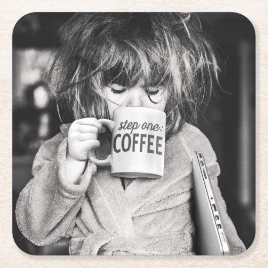 小さな女の子飲用コーヒー スクエアペーパーコースター (正面)